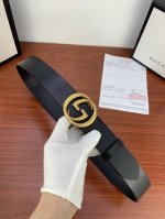 Gucci 经典款单层树膏皮革腰带，配有品牌标志性双G带扣。无涂层褪色皮革材质 具备耐用不变形 此皮面手感光滑细腻衣橱必备百搭上品 宽度4.0Cm