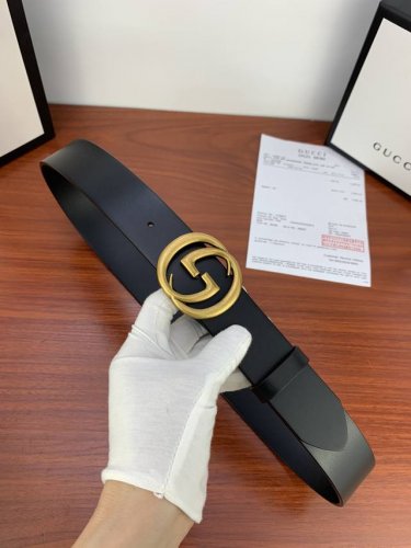 Gucci 经典款单层树膏皮革腰带，配有品牌标志性双G带扣。无涂层褪色皮革材质 具备耐用不变形 此皮面手感光滑细腻衣橱必备百搭上品 宽度4.0Cm