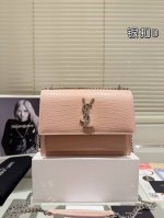 牛皮版本 鳄鱼纹 22Cm Ysl王子文同款 无敌经典款牙签纹Sunset日落包原厂皮版本！出了这么长时间热度依然不减，可见它受人喜欢的程度非同一般！高品质原厂