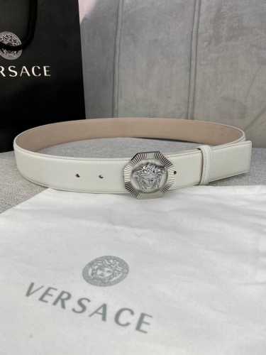 宽度4.0Cm Versace 范思哲 此款柔软的皮带饰3D美杜莎腰带扣，可搭配正装或休闲牛仔装。