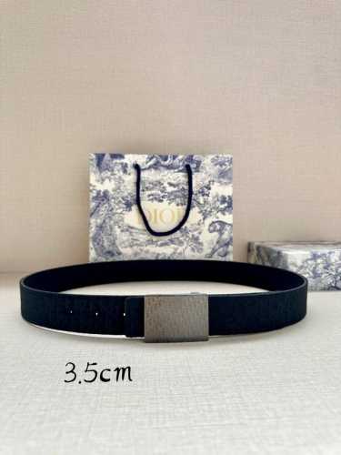 特 Dior 这款 35 毫米双面腰带结合典雅气质与摩登风范。双面设计，一面采用oblique 印花帆布，另一面则采用同色调粒面牛皮。长度可调节，可搭配各式 3