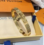 Louis Vuitton官网热款Monogram Lv手镯 Lv手环 顶级太钢材质 真空电镀性价比超高 满屏的高级感 单戴混搭风格都很高级