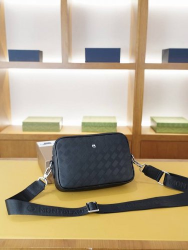 Mont Blanc 万宝龙 官网同步 高版本 斜挎单肩背包 永恒不过时的标志性产品 纯原单牛皮 顶级五金制作 非市面普通版本 贸易公司订单货 全部实拍 实用性