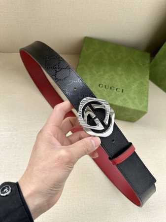 特P200 宽度4.0Cm Gucci 双面腰带，一侧为Gg Supreme帆布，反面一侧为枣红色头层小牛皮。配以互扣式双G菱形钢扣采用真空电镀/ - 点击图像关闭