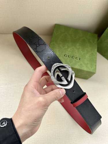 特P200 宽度4.0Cm Gucci 双面腰带，一侧为Gg Supreme帆布，反面一侧为枣红色头层小牛皮。配以互扣式双G菱形钢扣采用真空电镀/