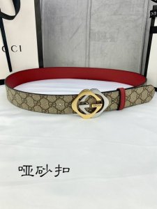 宽度4.0Cm Gucci 双面腰带，一侧为Gg Supreme帆布，反面一侧为枣红色头层小牛皮。配以互扣式双G带扣。