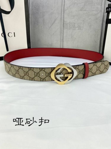 宽度4.0Cm Gucci 双面腰带，一侧为Gg Supreme帆布，反面一侧为枣红色头层小牛皮。配以互扣式双G带扣。
