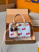 Lv Speedy 枕头包 版型 内里和专柜毫无差别 真正原版复刻 内里可拆卸 火遍全球的爆款机场大包 机车女神包 明星同款 贵气而充满活力的品牌设计风格 我们
