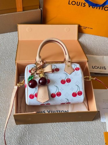 Lv Speedy 枕头包 版型 内里和专柜毫无差别 真正原版复刻 内里可拆卸 火遍全球的爆款机场大包 机车女神包 明星同款 贵气而充满活力的品牌设计风格 我们