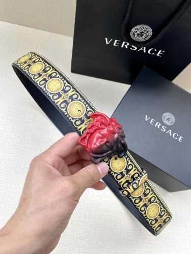 宽度4.0Cm 范思哲 此款粒面牛皮革腰带饰有一枚彩色3D美杜莎腰带扣和代表不断演进的gold Hibiscus印花 用芙蓉花对往季的barocco印花加以重新