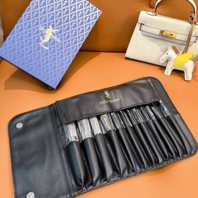 现货～Ysl圣罗兰 化妆刷羊毛散粉刷修容刷腮红刷粉底刷全套礼盒装 大牌化妆刷手感非常好，高端大气，非常非常推荐