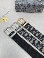 品牌：迪奥。 这款 35 毫米腰带饰以米色和黑色 Oblique 印花，搭配黑色粒面牛皮革里料，长度可调。金属覆层黄铜腰带扣设计，镌刻有“Dior”标志，巧妙地