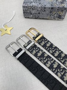品牌：迪奥。 这款 35 毫米腰带饰以米色和黑色 Oblique 印花，搭配黑色粒面牛皮革里料，长度可调。金属覆层黄铜腰带扣设计，镌刻有“Dior”标志，巧妙地