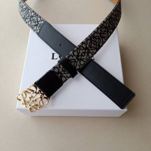 品牌:罗意威 价格:特 尺寸:带宽32Mm 正品尺寸 五金材质:专柜精品扣，真空电镀，工艺精细 带身材质:天然头层牛皮，质感十足，手感柔软。时尚个性，经典百搭！