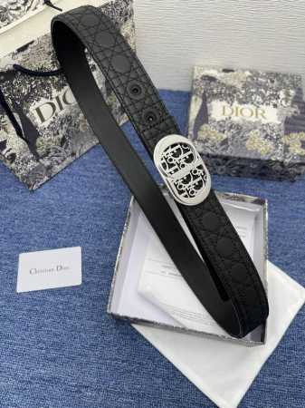 迪奥550 3.5Cm。 特 这款 Montaigne Avenue 腰带从同名手袋汲取灵感，采用黑色光滑 牛皮革精心制作，质感柔软，设计优雅，饰以富有光泽的新 - 点击图像关闭