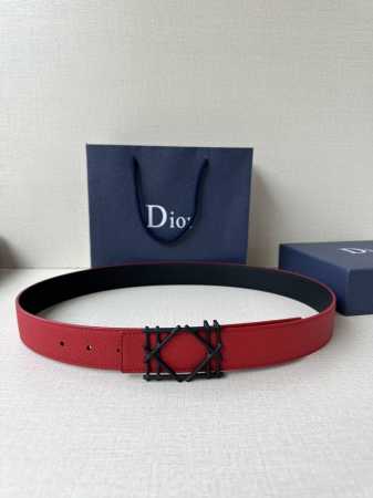 Dior 宽度3.5Cm 这款不锈钢金属腰带扣、是季节男装系列新品，展现 Dior 经典的藤格纹图案。可与各式35毫米腰带搭配，彰显经典风格。 - 点击图像关闭