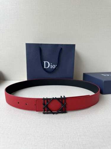 Dior 宽度3.5Cm 这款不锈钢金属腰带扣、是季节男装系列新品，展现 Dior 经典的藤格纹图案。可与各式35毫米腰带搭配，彰显经典风格。