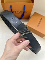 特 本款 Lv Initiales 双面腰带聚焦品牌经典 Damier 格纹，以 Damier Graphite 帆布和 Damier Infini 皮革实现双