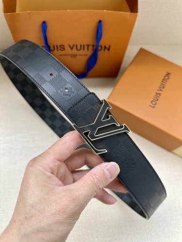 特 本款 Lv Initiales 双面腰带聚焦品牌经典 Damier 格纹，以 Damier Graphite 帆布和 Damier Infini 皮革实现双