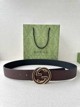 gucci 宽度4.0Cm 早春系列透过现代视角焕新诠释品牌经典元素。这款腰带以牛皮革匠心打造，巧妙缀饰互扣式双G搭扣，搭配嵌花牛皮革。这款腰带正面以灰色牛皮革 - 点击图像关闭