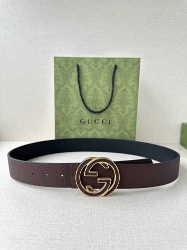 gucci 宽度4.0Cm 早春系列透过现代视角焕新诠释品牌经典元素。这款腰带以牛皮革匠心打造，巧妙缀饰互扣式双G搭扣，搭配嵌花牛皮革。这款腰带正面以灰色牛皮革