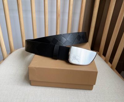 新款 Burberry 巴宝莉专柜同步上新 意大利制腰带 选用粒纹小牛皮面料打造 搭配镀钯金扣环 镌刻马术骑士徽标 宽:3.5Cm 精致优雅