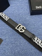 品牌Dg No.550 描述这款腰带配以水牛皮衬里，覆以Monogram 牛皮。展现细腻的品牌特质。 板扣；4．0宽 Monogram牛皮；意大利双面头层牛皮