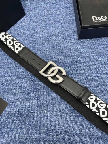 品牌Dg No.550 描述这款腰带配以水牛皮衬里，覆以Monogram 牛皮。展现细腻的品牌特质。 板扣；4．0宽 Monogram牛皮；意大利双面头层牛皮