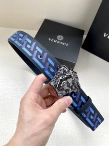 宽度4.0Cm Versace 此款经典的versace腰带由柔软的小牛皮制成，饰有la Greca印花，并配有3D美杜莎腰带扣。