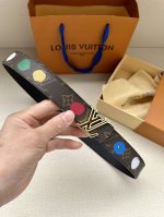 特 3.0宽 Lv X Yk Lv Initiales Painted Dots 双面腰带出自路易威登 X 草间弥生合作系列，将这位日本艺术家的经典波点复现于