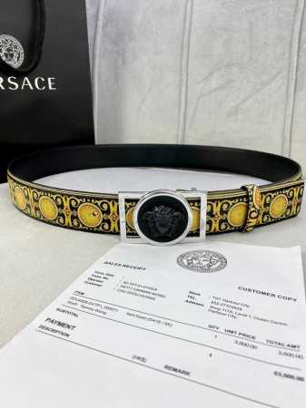 特 宽度4.0Cm Versace 范思哲 此款 Zzo腰带采用牛皮革面料制作，并饰有le Classique图案印花和标志性的美杜莎五金配件。 - 点击图像关闭
