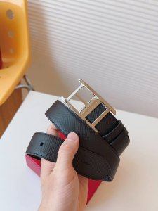 特 Cartier卡地亚凭借匠心杰作展现与众不同的美感，融合精湛工艺与经典设计，演绎隽永风格；潇洒不羁，果敢独立！此款式易搭配服饰；休闲正装两相宜。皮带宽度：3