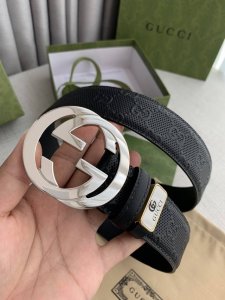 品名：古奇.Gu...Cci原单 型号： 挂扣，头层牛皮，实物拍摄 材料：头层牛皮，保证真皮。24K纯钢扣专柜同等质量， 原版针孔面大花，原版皮底，银扣，送人自