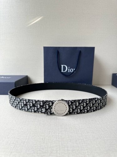 宽度3.5Cm 这款 Dior Charm 腰带扣是夏季男装系列新品，采用不锈钢真空电镀菱饰面精心设计，重新演绎经典的 Dior 标志。可与各式 35 毫米腰带