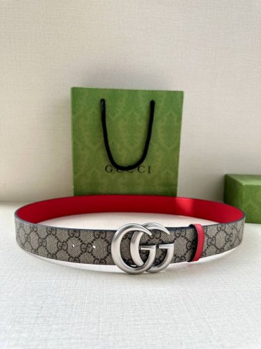 Gucci 宽度3.8Cm 这款宽版腰带饰有双G细节，交织字母图案配件令其更添魅力。这款配饰现已成为Gucci的高辨识度单品，一面采用Gg Supreme帆布，