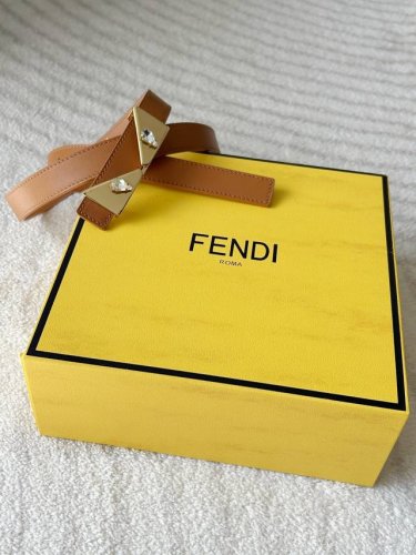 特 Fendi 芬迪 女士小腰带 宽2.0Cm 头层全粒面牛皮内衬磨砂皮 独特造型五金搭扣