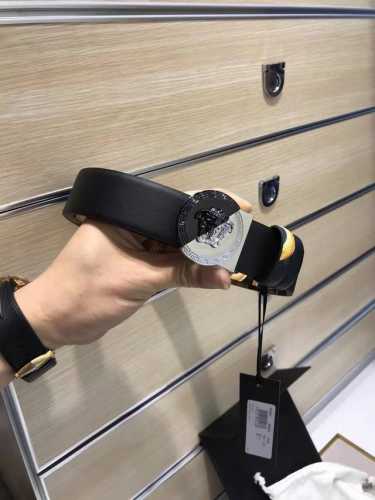 配送专柜包装 打孔针 批 专柜同款、实拍专柜官网，尺寸:宽35Mm，原版立体半脸间色美人头扣 ，极富设计美感 ，双面采用进口原版小牛皮，彰显个性，清晰美观，皮质