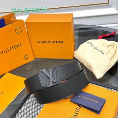 Lv Optic 40 毫米双面腰带取材丝滑牛皮革，中央 Lv Initiales 搭扣在浓郁色调中亦可呈现鲜明轮廓，为整体造型注入当代个性。