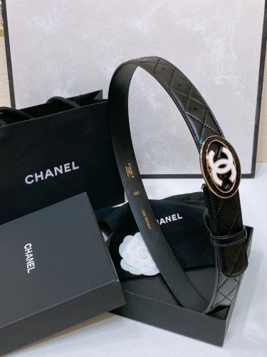 Chanel 24C 黄铜金属 水钻黑 与 白Logo搭扣 黄铜金属进口羊皮带身 饰有Cc小Logo手感柔软 细腻 3.0Cm