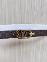 当季新款，腰带取材雍容牛皮革和 Monogram 帆布，便于随心切换两 式风尚。路易威登手写体标识化身为宽幅金属搭扣，于中央点亮视线 焦点，可为休闲和正式造型注