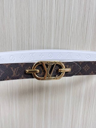 当季新款，腰带取材雍容牛皮革和 Monogram 帆布，便于随心切换两 式风尚。路易威登手写体标识化身为宽幅金属搭扣，于中央点亮视线 焦点，可为休闲和正式造型注