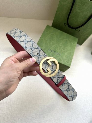 宽度3.8Cm Gucci 这一宽版腰带上的双G元素呼应古驰宠儿精选手袋，交织字母配件则为这一单品更添魅力。这款配饰现已成为Gucci的高辨识度单品，一面采用G