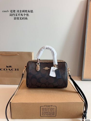配礼盒 Coach蔻驰波士顿包. 经典百搭不过时~ 小小的枕头包，更加精致和可爱，同时能满足手机和日常出门的小物品，包身大大的容量 非常实用～非常百搭～不轻易过
