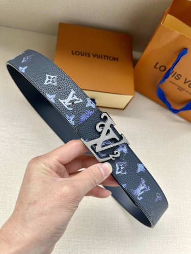 特 Lv新款出货，原版品质，带身4.0Cm宽。采用特色印花图案面料，荔枝纹头层牛皮底制作。搭配精品Lv钢挂扣。商务休闲精品搭配新款。