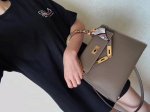 两个尺寸 -310。 爱玛士Hkellyhermes经典代表作之一 牛皮女士手拎斜挎两用包 手掌纹定型袋，原版掌纹软感更好，炎炎夏日，掌纹让你更显轻凉美美哒 实