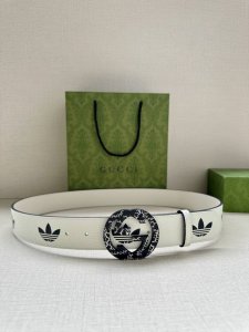 宽带4.0Cm Gucci 作为adidas X Gucci联名系列之一，这款皮革腰带饰有gucci Trefoil印花。Adidas和gucci大胆探索联名系