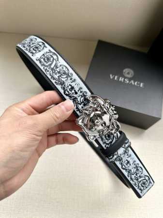 特 宽度4.0Cm Versace 范思哲 此款Palazzo腰带采用牛皮革面料制作，并饰有Le Pop Classique图案印花和标志性的旋转尾夹 美杜莎五 - 点击图像关闭