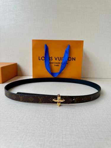 2.0宽 Lv Mini Flowergram 双面腰带取材 Monogram 帆布和缝线皮革，以尖瓣 Monogram 花卉搭扣映衬榄尖形腰带末端，为纤细设计