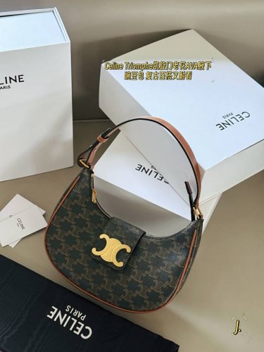 配盒 尺寸：24*20Cm Celine Ava 新款腋下包 手拎起Ava就好有气场哟100 高级感超强！ 好看的包包是藏不住的新款Ava