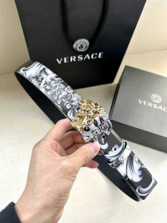 特P210 宽度3.8Cm Versace 此款双面皮带有两种佩戴方式：一面采用Silver Baroque印花，另一面采用同色调设计。正面饰有标志性Medus - 点击图像关闭